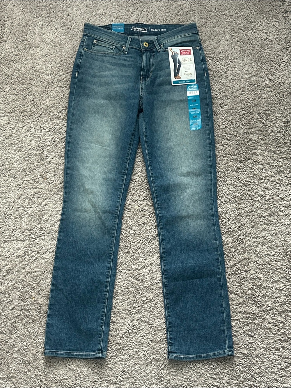Signature by Levi Strauss Straight Leg Jeans in Medium Blue Wash